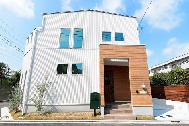 株式会社ジェネシス施工物件／Large ダークグリーン（BL-DG）：ポール施工