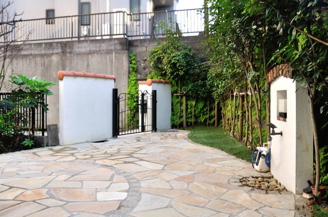 南欧風の洋瓦・立水栓とマッチするガーデンデザイン