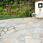 玄関アプローチ乱形石:アルビノイエロー