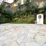 玄関アプローチ乱形石:アルビノイエロー