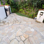 南欧風の洋瓦・立水栓とマッチするガーデンデザイン